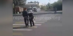 Сотрудник милиции помог бабушке перейти дорогу <i>(видео)</i>