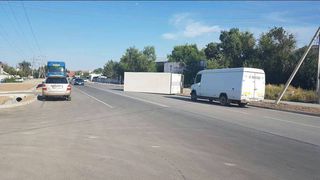 На участке ул.Медерова в Бишкеке перевернулся прицеп грузовика (фото, видео)