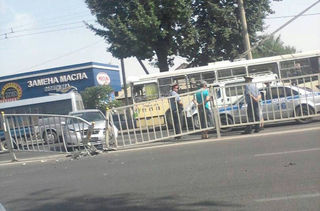 На проспекте Дэн Сяопина в Бишкеке машина врезалась в железное ограждение (фото, видео)