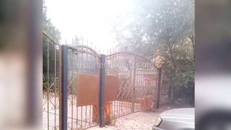Во дворе одного из домов по ул.Байтик Баатыра сжигали мусор (видео)