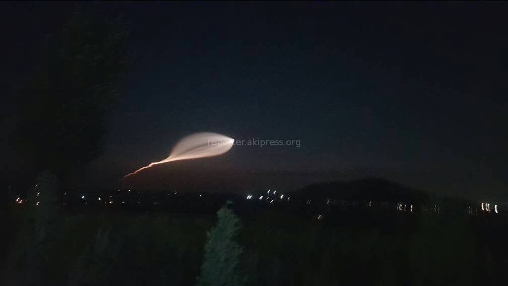 Комета над хабаровском 2024. Комета над Россией 1998. Необычные явления на небе ночью. Комета над Бишкеком. Комета в небе 1996 год.