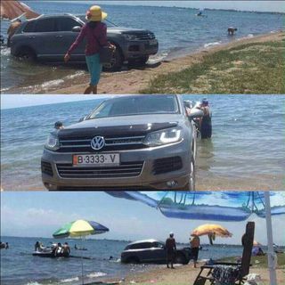 В озеро Иссык-Куль заехал Volkswagen Touareg, из которого выгрузили скутер <i>(фото)</i>
