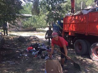С участка возле дома 91б в 8 мкр Бишкека вывезли скопившийся мусор <i>(видео)</i>