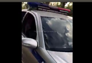 Мужчина в штатском в машине патрульной милиции отобрал телефон водителя, которого остановили <i>(видео)</i>