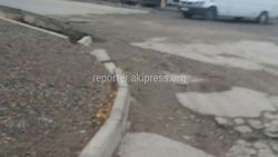 Бишкекчанин: На улице Сары-Челек дорожные работы начали в 2017 году, но до сих пор не завершили <i>(фото)</i>