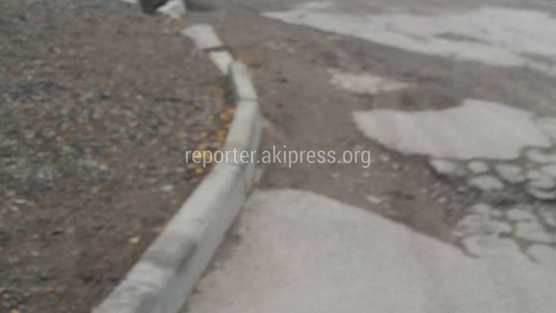 Бишкекчанин: На улице Сары-Челек дорожные работы начали в 2017 году, но до сих пор не завершили (фото)