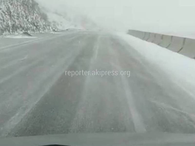 Видео — На перевале Кубакы метель и низкая видимость дороги