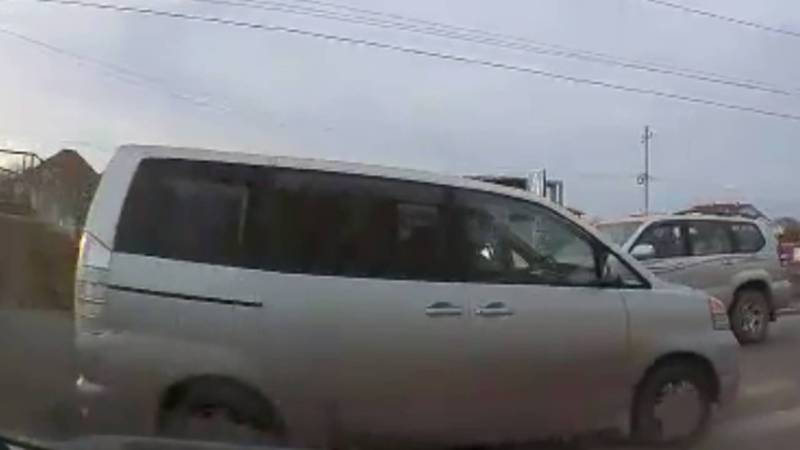 Водитель «Тойоты» не пропустил авто перед знаком «Уступи дорогу» (видео)