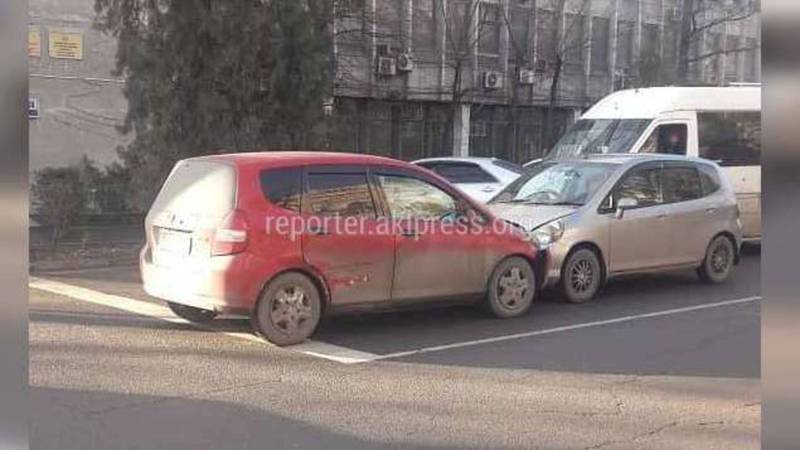 В Бишкеке «Хонда» выехала на встречку и врезалась в другую «Хонду» (фото и видео)