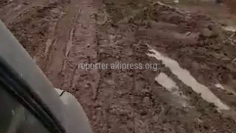 В жилмассиве Арча-Бешик невозможно ходить из-за грязи, - житель (видео)