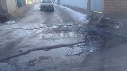 На Осмонкула-Древесной прорвало трубу и вода заливает часть дороги (фото)