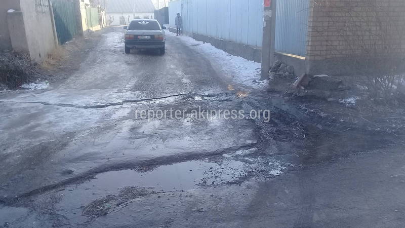 На Осмонкула-Древесной прорвало трубу и вода заливает часть дороги (фото)