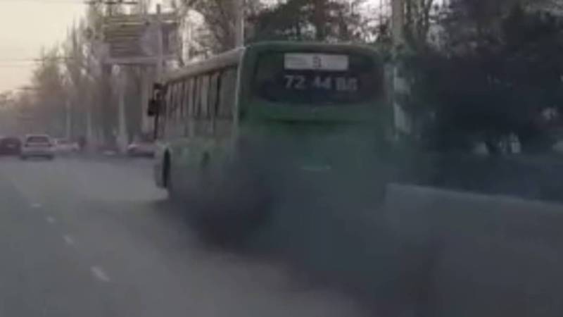 Сильно дымящий автобус №9 поставлен на ремонт