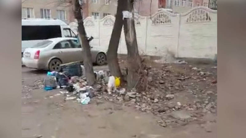 В Бишкеке на улице Исакеева неизвестные выкидывают мусор в неположенном месте