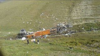 На перевале Ала-Бел грузовой трал улетел с обрыва, погиб водитель <i>(фото)</i>