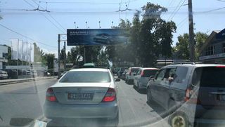 В Бишкеке из-за неработающего светофора на Абдрахманова-Баялинова наблюдалась пробка (фото)