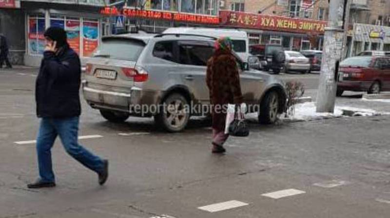 На Киевской-Логвиненко водитель BMW припарковался поперек улицы (фото)