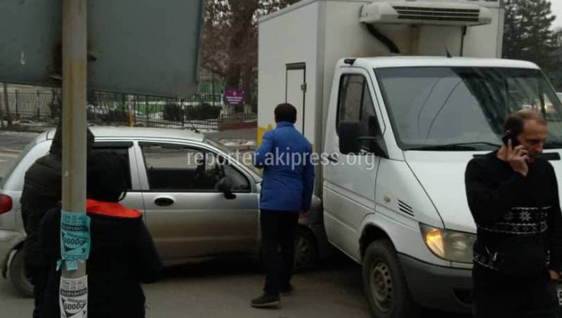 На Уметалиева-Рыскулова легковушка врезалась в грузовик. Житель просит установить светофор (фото)
