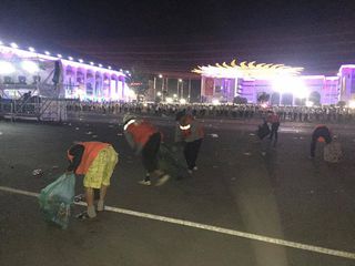 Сотрудникам «Тазалыка» понадобилось меньше часа, чтобы убрать мусор на площади Ала-Тоо после празднования Дня независимости <i>(видео)</i>