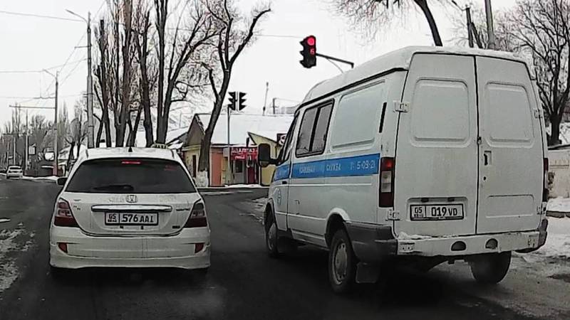 В г.Нарын водитель на автомобиле УВД г.Нарын проехал на красный свет светофора, - читатель (видео)
