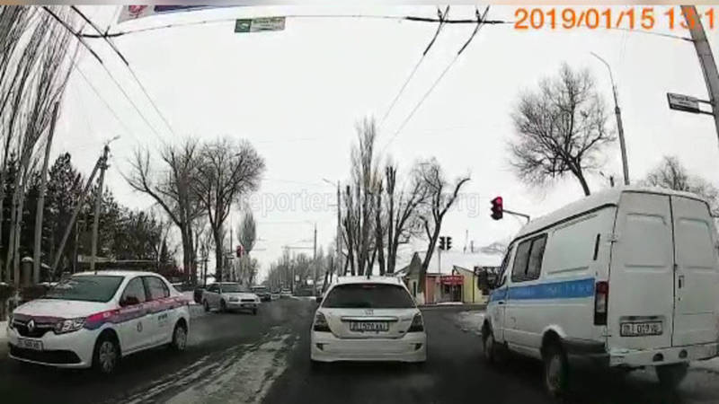 В Нарыне машина проехала на красный сигнал светофора (видео)