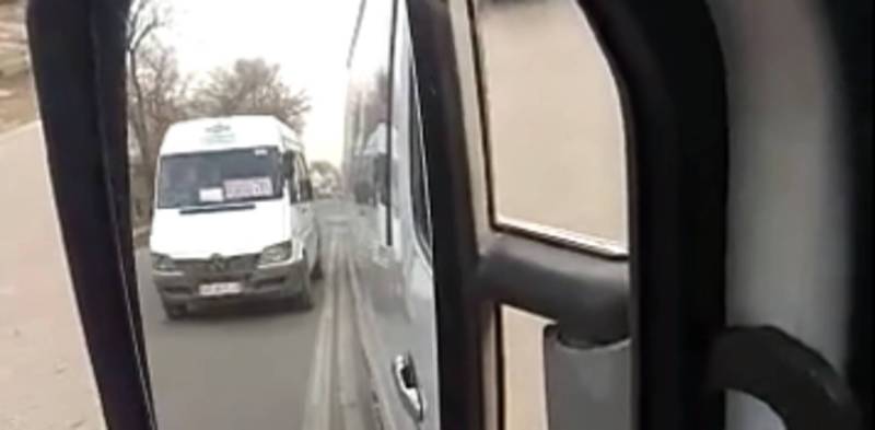 На ул.Асаналиева маршрутка №107 и маршрутка №135 нарушили ПДД, - бишкекчанин (видео)