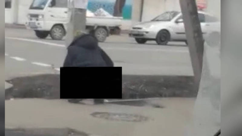 В сети обсуждают видео, где женщина справляет нужду на тротуаре