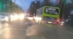 Видео – На одной из улиц Бишкека у автобуса №9 из выхлопной трубы идет густой дым