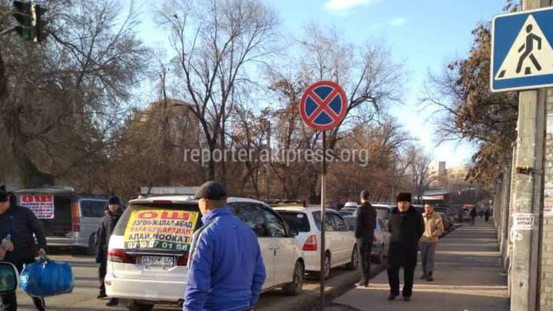 В Бишкеке на Токтогула-Кулиева таксисты устроили «автовокзал», - читатель (фото)
