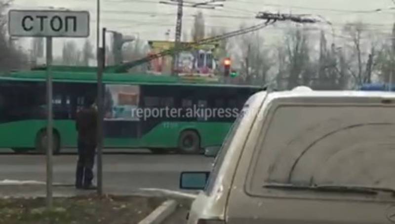 На 7 Апреля-Горького водители не успевают повернуть налево, - бишкекчанин (видео)