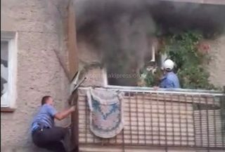 В Беловодском сотрудники патрульной милиции вынесли женщину из горевшей квартиры <b><i>(видео)</i></b>