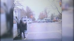 Видео – В Бишкеке на Чуй-Тоголок Молдо водитель маршрутки №212 высадил пассажира на проезжей части дороги