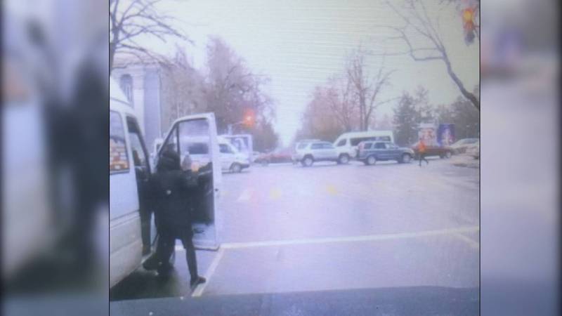 Видео – В Бишкеке на Чуй-Тоголок Молдо водитель маршрутки №212 высадил пассажира на проезжей части дороги