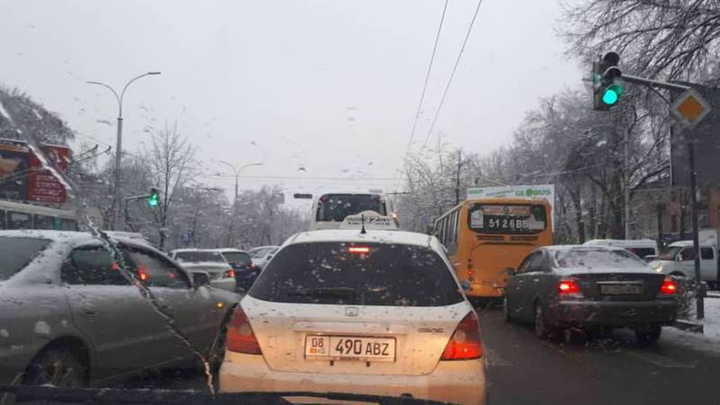 В Бишкеке на Ч.Айтматова-Айни пробка из-за короткого зеленого света светофора (фото)