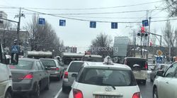 В Бишкеке на Чуй-7 Апреля полоса для поворота направо занята парковкой (видео)