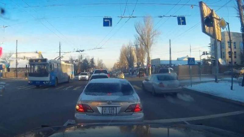 В Бишкеке на Ахунбаева-Юнусалиева водитель «Лексуса» выехал на встречную полосу, - очевидец (видео)