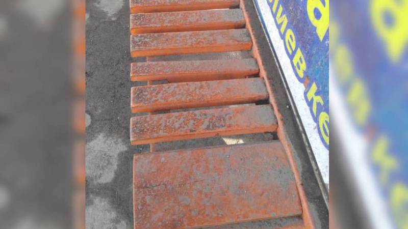 В Бишкеке на Курманжан Датка на остановке грязные скамейки, - горожанин (фото)