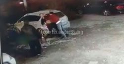 Видео – Неизвестные подрались возле шашлычной и помяли чужую машину