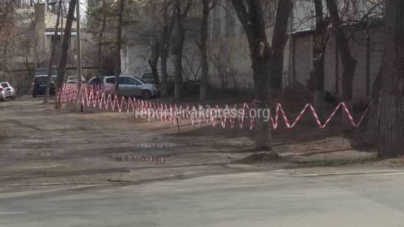 В Бишкеке на Панфилова-Чуйкова установили ограждение муниципальной земли (фото)