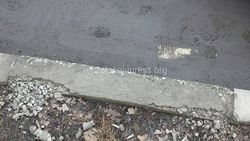 В Бишкеке на ул.Турусбекова бетонные бордюры рассыпаются, - горожанин (фото)