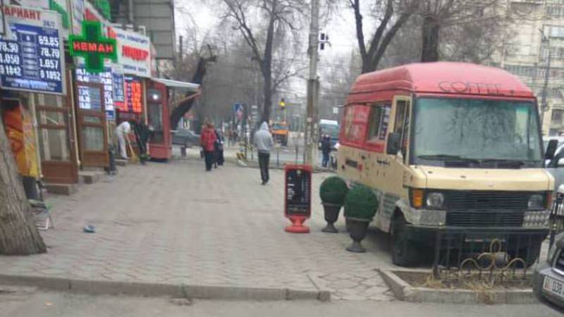 Житель столицы интересуется, законно ли на ул.Московской припаркован на тротуаре бус по продаже кофе и фастфуда?