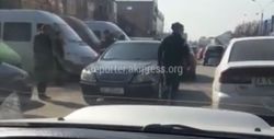 В Бишкеке возле Аламединского рынка водители паркуются на проезжей части дороги <i>(видео)</i>