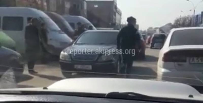 В Бишкеке возле Аламединского рынка водители паркуются на проезжей части дороги (видео)