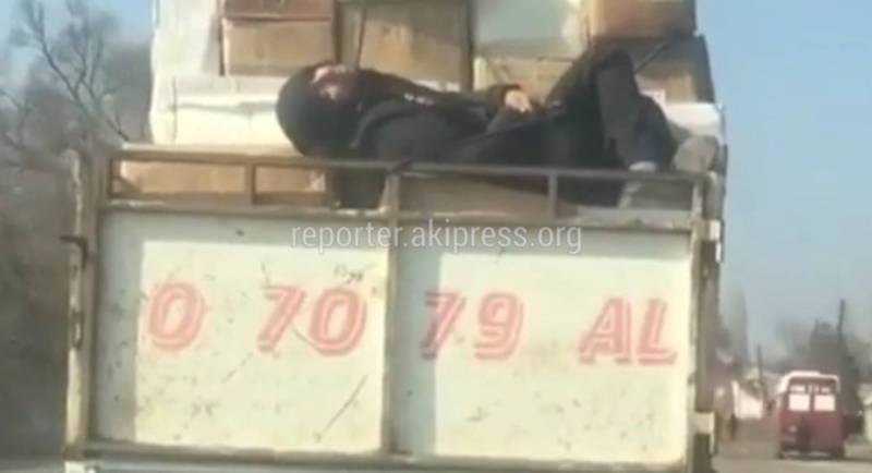 Видео — Мужчина спал на кузове грузовика