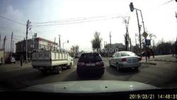 На ул.Курманжан Датка грузовик проехал на встречной полосе (видео)