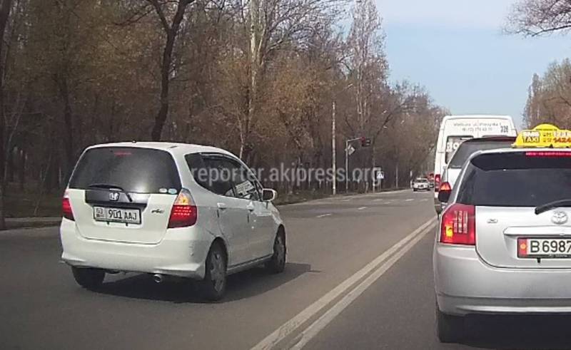 В Бишкеке на ул.Махатма Ганди водитель «Хонды» ехал по встречной полосе дороги (видео)