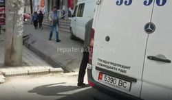 Бусы, привозящие товар в магазин «Народный», паркуются на тротуаре <i>(видео)</i>