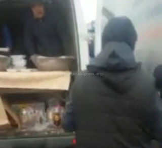 На КПП «Ак-Тилек» гражданские активисты угостили горячей едой водителей грузовиков, которые ожидают въезд на территорию Казахстана <i>(видео)</i>