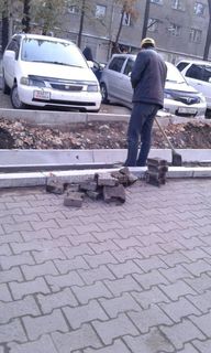 На улице Турусбекова, где идет ремонт дороги, припарковавшиеся машины доставляют неудобства дорожникам, - читатель