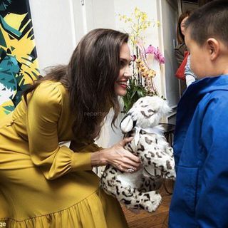 Анджелина Джоли получила игрушечного барса от юного кыргызстанца